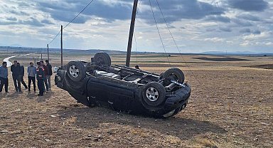 Tarlaya devrilen kamyonetin sürücüsü hayatını kaybetti