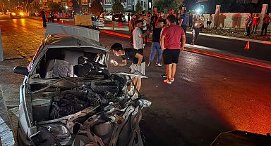 Tarsus'ta otomobil, karşı şeride geçip 2 otomobille çarpıştı; 1 ölü, 8 yaralı