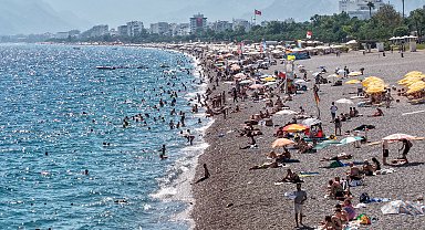 Tatilin son günlerinde Antalya sahilleri doldu