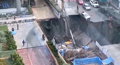 Tayland'da yol çöktü; 50 metrelik çukur oluştu