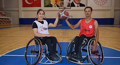 Tekerlekli sandalyede başlayan aşkları, evlilikle taçlandı