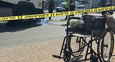 Tekerlekli sandalyedeki kızını yolun karşısına geçirmek isterken TIR çarptı