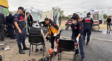 Tekirdağ'da kamyonetle işçi servis minibüsü çarpıştı: 3 ölü, 9 yaralı