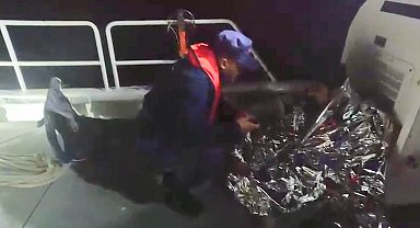 Teknesi alabora olan balıkçıyı Sahil Güvenlik ekibi kurtardı