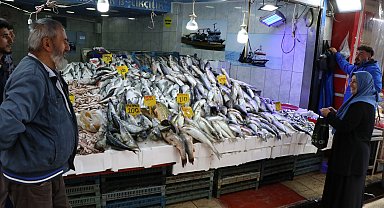 Tezgahlarda balık çeşidi arttı; Karadeniz hamsisi de yolda