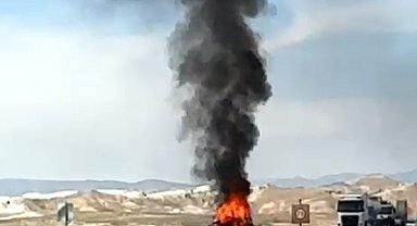 TIR ile çarpışıp alev alan otomobilin sürücüsü öldü