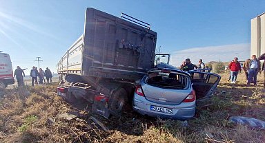 TIR, otomobile çarptı; 1'i ağır 2 yaralı