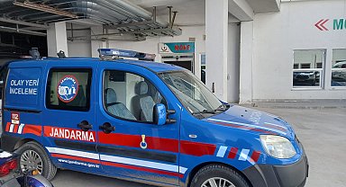 TIR şoförü, meslektaşının kullandığı TIR'ın altında kaldı