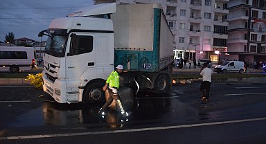 TIR şoförünün kediyi ezmemek için yaptığı manevra kazaya neden oldu: 1 yaralı