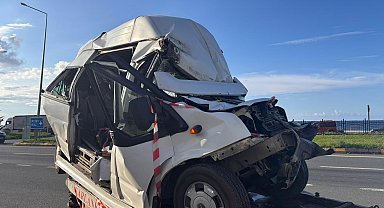 TIR, trafik ışıklarında bekleyen minibüse çarptı: 15 yaralı