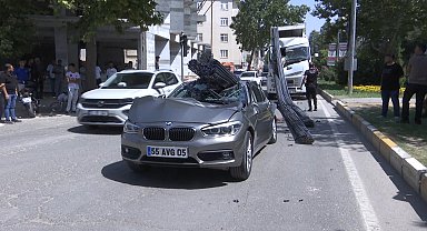 TIR'ın dorsesindeki demirler, otomobilin üzerine düştü; 2 yaralı