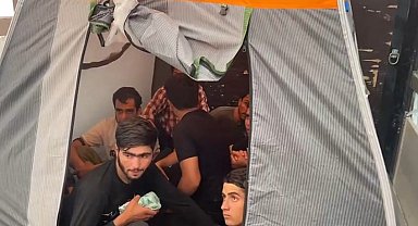 TIR'ın dorsesindeki kamp çadırlarından 17 kaçak göçmen çıktı