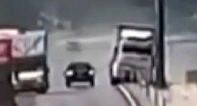 TIR'ın yol kenarındaki direğe çarptığı ölümlü kaza kamerada