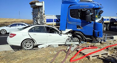 TIR'la çarpışan otomobilin sürücüsü yaralandı