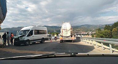 Tokat'ta fındık işçilerinin taşındığı minibüs ile kamyon çarpıştı; 8 yaralı