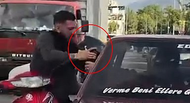 Trafikte kavga ettiği motosikletlinin kaskını aldı; o anlar kamerada