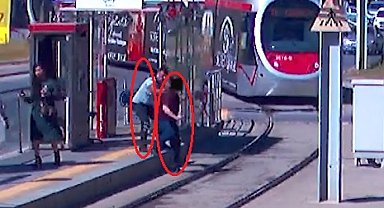 Tramvayı fark etmeyip karşıya geçmek isteyen vatandaşı, güvenlik görevlisi kurtardı; o anlar kamerada