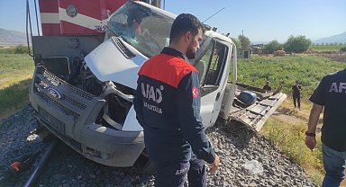 Trenin çarptığı kamyonetin sürücüsü yaralandı