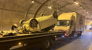 Tünelde kamyonetle çarpışan otomobil takla attı; sürücü yaralandı