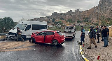 Turistleri taşıyan minibüs ile otomobil çarpıştı: 6 yaralı
