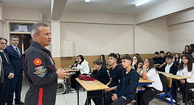 Türkiye'nin ilk astronotları, ilk ders gününde öğrencilerle buluştu