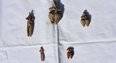 Ulucak Höyüğü'nde 8 bin yıllık 5 heykelcik bulundu