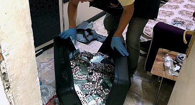 Üst aramalarında 167, çıktıkları evde 10 bin 386 uyuşturucu hap ele geçirildi