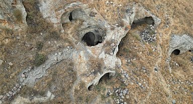 Üstü cami, altı kilise olan kayadan oyma tarihi yapı, turizme kazandırılmayı bekliyor