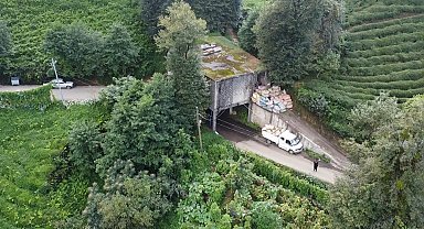 Üstü çay alım yeri, altı yol