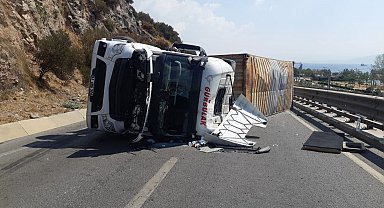 Yağ yüklü TIR devrildi; yol ulaşıma kapandı