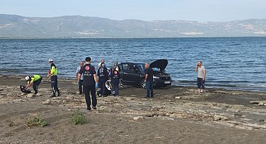 Yakıt dökülen yolda kayan otomobil İznik Gölü'ne uçtu