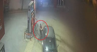 Yakıt doldurduğu otomobil aniden ilerleyince pompayı çekip, aracı durdurdu; o anlar kamerada