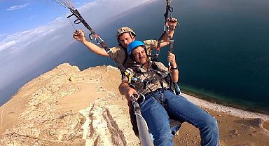 Yamaç paraşütü tutkunları, Van semalarında uçtu