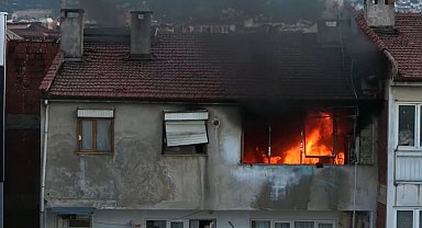 Yanan daireden alt komşusu kurtardı; yangın dronla görüntüledi