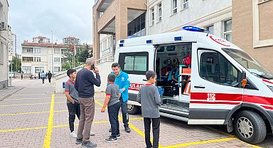 Yangın ziline basan öğrenci izdihama neden oldu: 14 yaralı