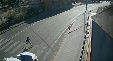Yaya geçidinden koşan 9 yaşındaki Ahmet'e otomobil çarptı; kaza kamerada