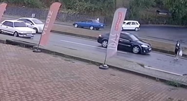Yaya için durdurulan otomobile, başka araç çarptı; kaza kamerada