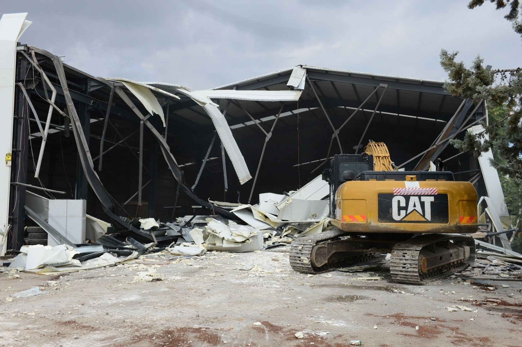 Yaylacık’ta iki kaçak yapı yıkıldı