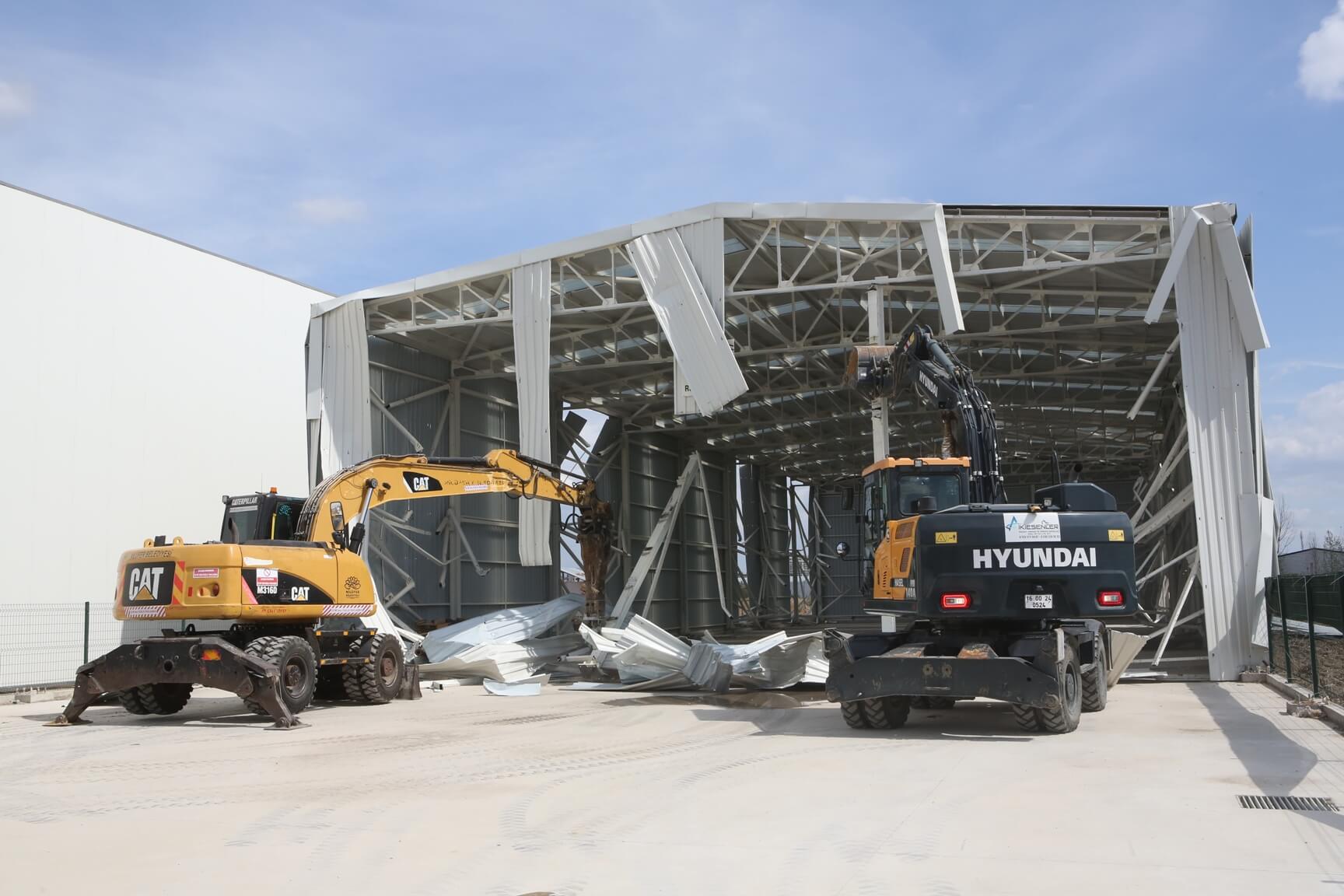 Yaylacık’ta kaçak iş yeri yıkıldı