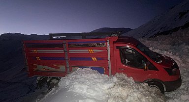 Yaylada 6 aracın üzerine çığ düştü; mahsur kalan 15 kişi kurtarıldı