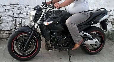 Yol kenarına devrilmiş motosikletinin yanında ölü bulundu