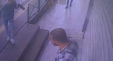 Yol kenarında bekleyen husumetlisini pompalı tüfekle vurdu; o anlar kamerada