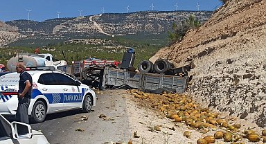 Yolcu otobüsü ile kamyon çarpıştı; 3 ölü, 7 yaralı- Yeniden