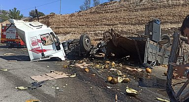 Yolcu otobüsü ile kavun yüklü kamyon çarpıştı; 3 ölü, 7 yaralı