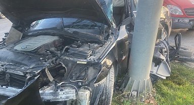 Yön levhası direğine çarpan otomobilin sürücüsü ağır yaralandı