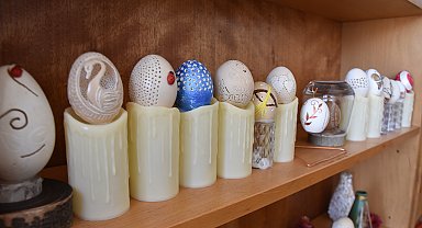 Yumurta kabuklarından süs eşyası yapıp satıyorlar