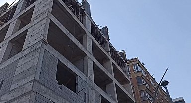 Yürürken inşaat halindeki binadan başına briket düştü