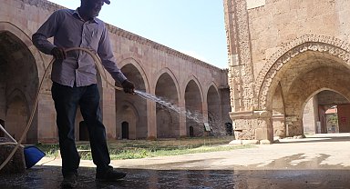 Yüzde 84 bedensel engelli, ömrünü 793 yıllık kervansarayın temizliğine adadı