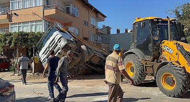 Zemin çöktü, kum yüklü kamyon foseptiğe düştü