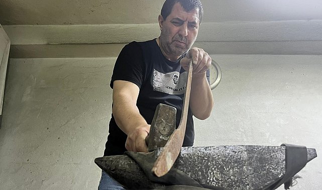 15 yıldır kişiye özel ve dönemin estetiğine uygun kılıç üretiyor